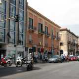 I suoi 750 metri di lunghezza popolati da alcuni degli edifici pi� significativi della citt�, tra cui il Palazzo del Governo, il Comune e il teatro Piccinni, separano il centro storico dal �borgo nuovo� rendendola l�arteria pi� importante della citt�. � corso Vittorio Emanuele II